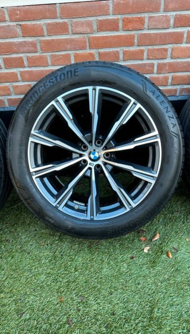 jantes et pneus d'origine pour x5 g05 et x6 g06. jantes et pneus d'origine pour x5 g05 et x6 g06.
