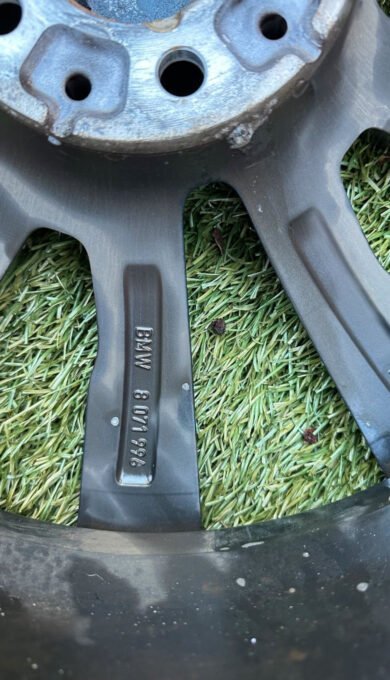 jantes et pneus d'origine pour x5 g05 et x6 g06. jantes et pneus d'origine pour x5 g05 et x6 g06.