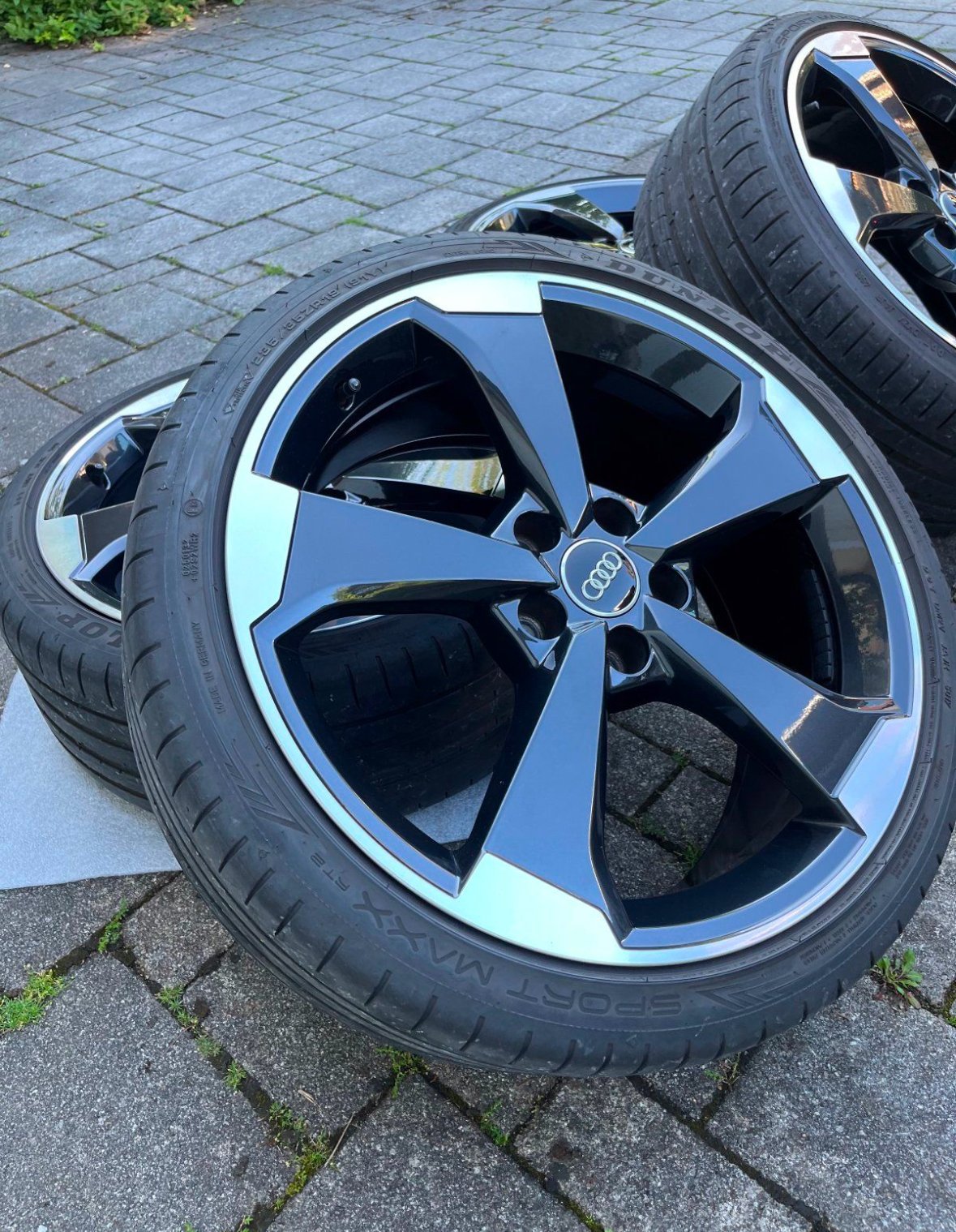 jantes d'origine audi 19 pouces rs3 8v pneus été roues été design 5 branches rotor ii noir 2x 8,5j x 19 pouces avec et 53 (avant) 2x 8j x 19 pouces avec et 49 (arrière) pneus premium : 4x dunlop sport maax rt2 en 235/35/19 91y profil : 2x 7mm et 2x 5mm les 4 jantes en état absolument neuf aucun dommage au trottoir !! brille comme au premier jour pas d'opération par mauvais temp jantes d'origine audi 19 pouces rs3 8v pneus été roues été design 5 branches rotor ii noir 2x 8,5j x 19 pouces avec et 53 (avant) 2x 8j x 19 pouces avec et 49 (arrière) pneus premium : 4x dunlop sport maax rt2 en 235/35/19 91y profil : 2x 7mm et 2x 5mm les 4 jantes en état absolument neuf aucun dommage au trottoir !! brille comme au premier jour pas d'opération par mauvais temp