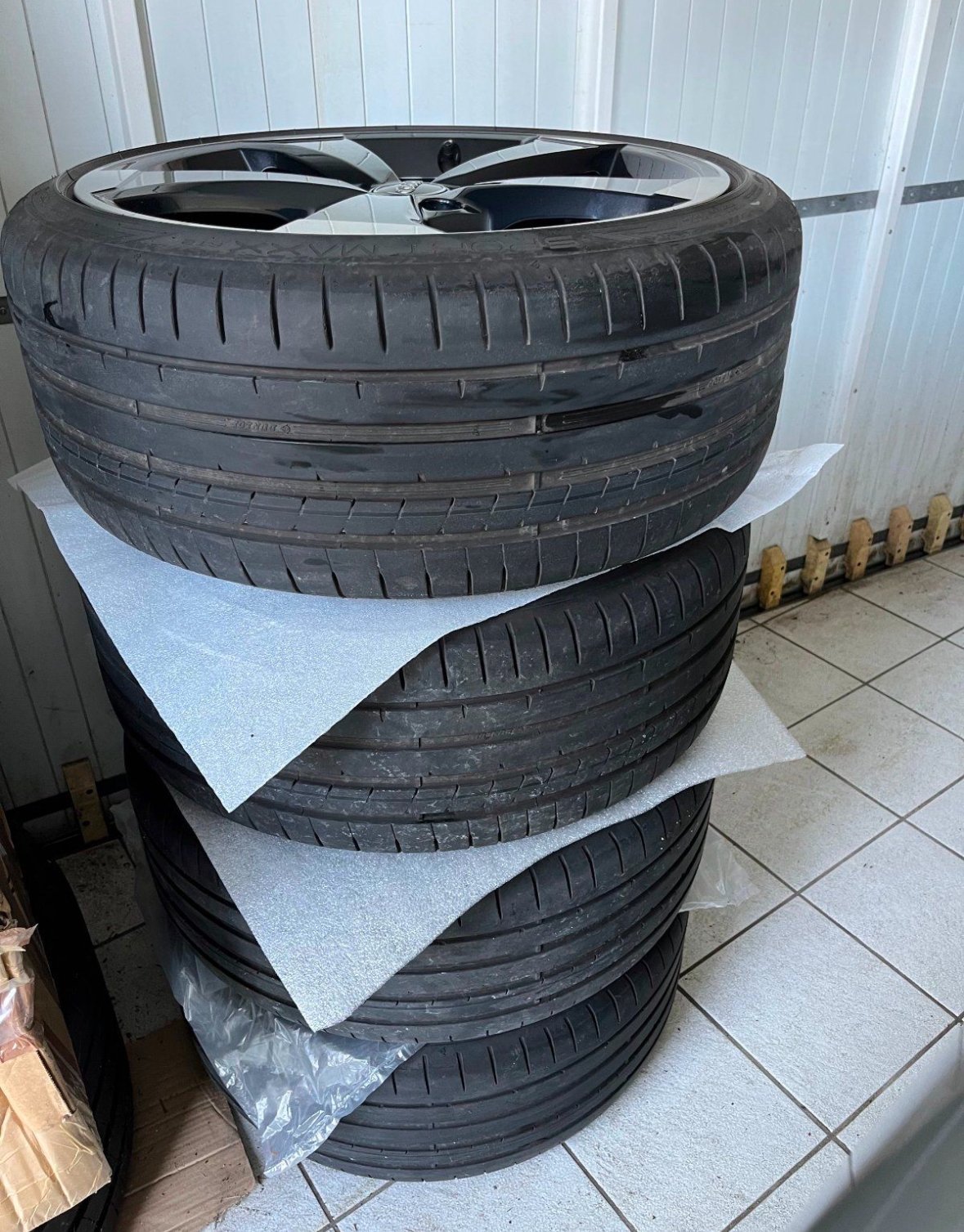 jantes d'origine audi 19 pouces rs3 8v pneus été roues été design 5 branches rotor ii noir 2x 8,5j x 19 pouces avec et 53 (avant) 2x 8j x 19 pouces avec et 49 (arrière) pneus premium : 4x dunlop sport maax rt2 en 235/35/19 91y profil : 2x 7mm et 2x 5mm les 4 jantes en état absolument neuf aucun dommage au trottoir !! brille comme au premier jour pas d'opération par mauvais temp jantes d'origine audi 19 pouces rs3 8v pneus été roues été design 5 branches rotor ii noir 2x 8,5j x 19 pouces avec et 53 (avant) 2x 8j x 19 pouces avec et 49 (arrière) pneus premium : 4x dunlop sport maax rt2 en 235/35/19 91y profil : 2x 7mm et 2x 5mm les 4 jantes en état absolument neuf aucun dommage au trottoir !! brille comme au premier jour pas d'opération par mauvais temp