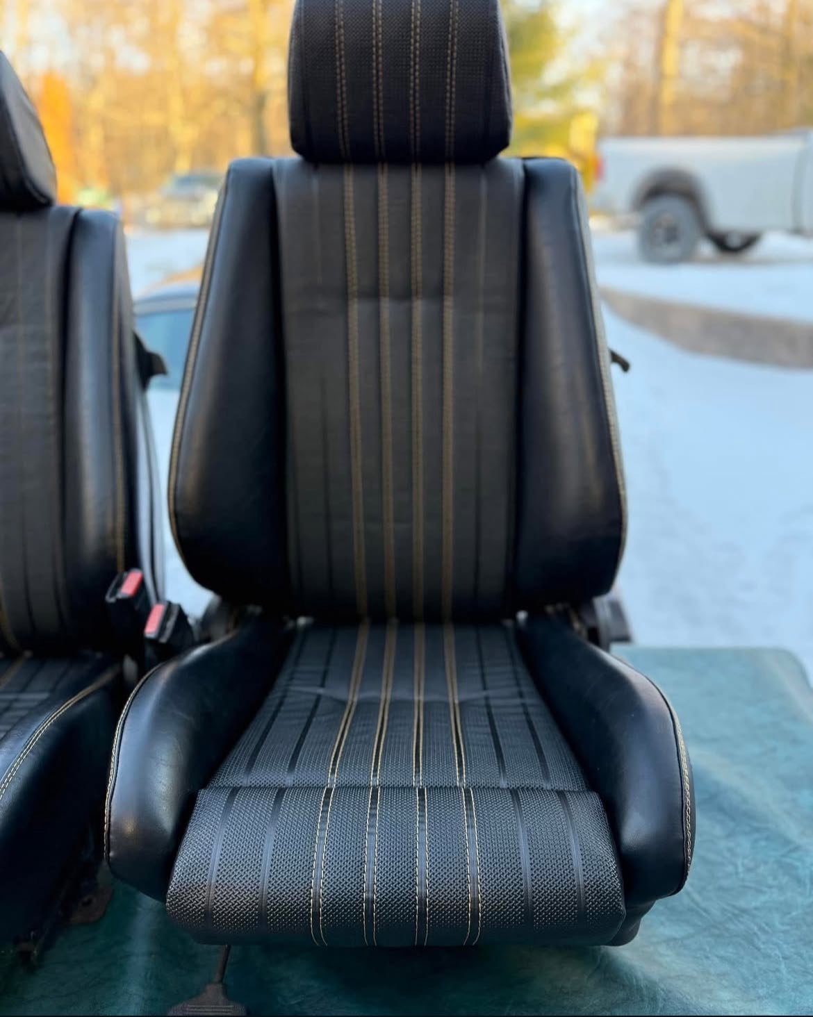 INTÉRIEUR BMW E30 COUPÉ – VINYLE PERSONNALISÉ